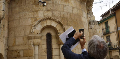 José Ramón Sola, director general de Patrimonio Cultural, realiza una fotografía al dispositivo, ayer en su visita a León.