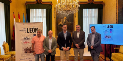 En el centro, Jorge González-Palacios y Roberto Aller, en la presentación de la feria en Gijón.