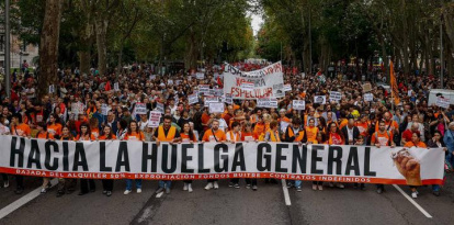 Manifestación convocada por el Sindicato de Inquilinas para denunciar la caída de los decretos de la vivienda y reclamar una rebaja del 50 % en los alquileres, la exigencia de contratos indefinidos y también la expropiación de las viviendas a los fondos buitres, mientras llama a la huelga general, este sábado.