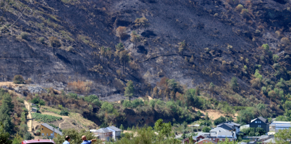 Ladera quemada a pocos metros de las casas de Puente Domingo Flórez. FOTO ANA F. BARREDO