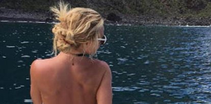 Britney Spears, en topless... de espaldas a la cámara.