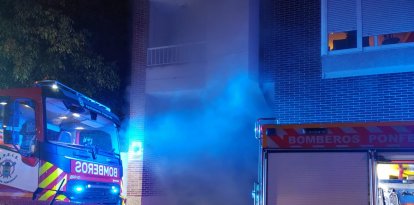 Los Bomberos de Ponferrada tuvieron que emplearse a fondo para sofocar las llamas. DL