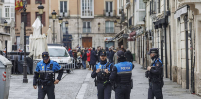 La Policía Nacional ha detenido este domingo a un joven burgalés de 23 años como supuesto autor de la muerte de un joven vallisoletano de 32 años, que estaba en la madrugada del sábado celebrando una despedida de soltero en la Plaza de la Flora de Burgos capital. EFE/Santi Otero
