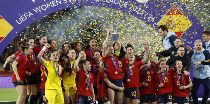 Jugadoras y cuerpo técnico celebran el triunfo en la final y la consecución del título.