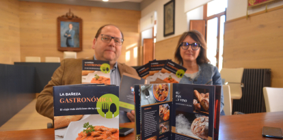 El alcalde de La Bañeza y la técnico de Turismo presentaron la Guía Gastronómica de la ciudad