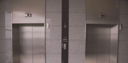 Fotografía de archivo de dos ascensores.