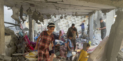 Algunos niños caminan por los escombros tras un ataque israelí en Rafah. Siete miembros de la familia Abu Qamar, padre, madre, hijos y abuelo, que habían sobrevivido a un ataque israelí el pasado 11 de febrero que destruyó la mezquita Al Hudda, junto a su vivienda, murieron anoche después de que un misil israelí hiciera estallar la casa en pedazos.
