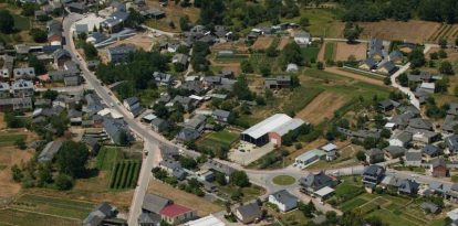 Vista aérea parcial del núcleo urbano de Carracedelo, capital del municipio. N. V.