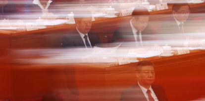 El presidente chino Xi Jinping (d) asiste a la ceremonia de apertura de la segunda sesión del 14º Congreso Nacional Popular de China en el Gran Salón del Pueblo en Pekín, China, este martes. EFE//WU HAO