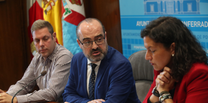 El bercianista Iván Alonso y los populares Marco Morala y Lidia Coca, hoy explicando la nueva Zona de Bajas Emisiones para Ponferrada.