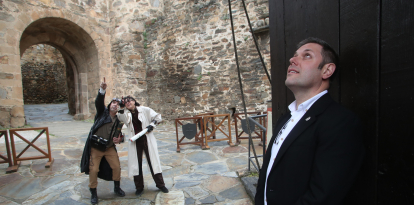Los actores de Fabularia y el concejal Iván Alonso, en el Castillo de Ponferrada.
