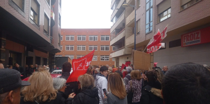 Simpatizantes de Pedro Sánchez, frente a la sede del PSOE de León.
