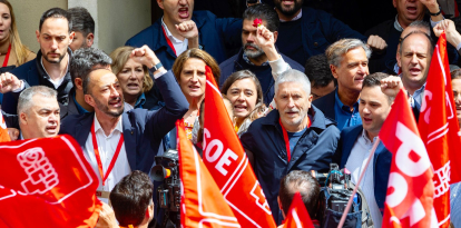 Representantes políticos en Ferraz, en apoyo a Pedro Sánchez.