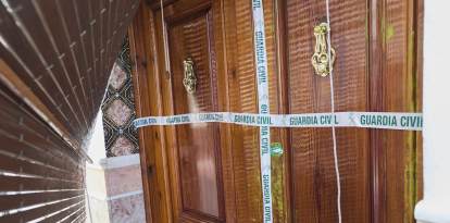 Detalle de la puerta del domicilio de una vecina de 65 años del municipio valenciano de Rafelcofer, profesora jubilada, por cuyo asesinato han sido detenidos dos hombres de 44 y 46 años. EFE/Natxo Francés