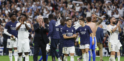 El entrenador del Real Madrid Carlo Ancelotti (2i) aplaude junto a sus jugadores al finalizar el partido de la jornada 34 de la Liga EA Sports que disputaron Real Madrid y Cádiz en el estadio Santiago Bernabéu en Madrid. EFE/JJ Guillén