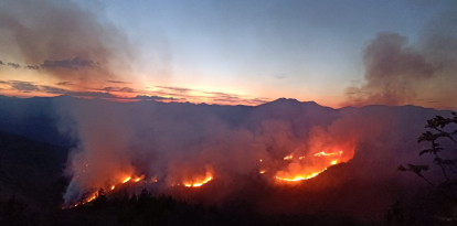 Situación del incendio declarado en montes de Páramo del Sil a última hora de la noche de ayer.