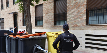 La Policía Nacional investiga el hallazgo del cadáver de un bebé de unos tres meses entre unos cubos de basura del distrito madrileño de Barajas. EFE/ Rodrigo Jiménez