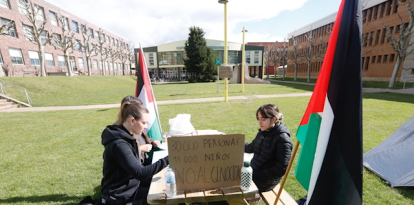 Un grupo de estudiantes ha acampado en el campus universitario de Vegazana como medida de apoyo al pueblo palestino.