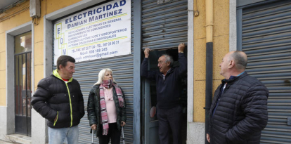 Manuel Casal y su mujer Concha Navarro, junto a Damián Martínez y Javier Tostón, este viernes, ante sus casas y su taller.