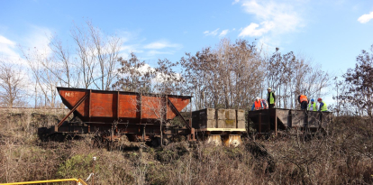 Vagones tolva históricos del tren minero, en la vía muerta de la térmica de Cubillos.