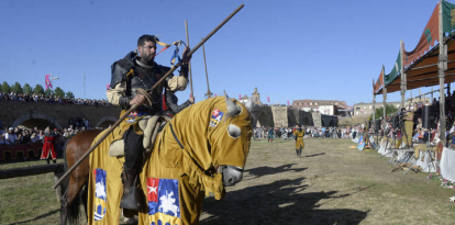 Cerca de 35.000 personas han disfrutado este fin de semana de las Justas Medievales de Hospital de Órbigo que vivieron su momento más álgido con la recreación de la batalla de don Suero