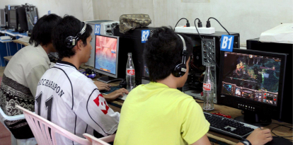 Imagen de archivo que muestra a unos niños jugando frente a la pantalla de un ordenador.
                        EFE/Rungroj Yongrit