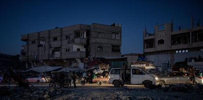 Palestinos huyen por la noche tras una orden de evacuación emitida por el ejército israelí para abandonar los barrios orientales de Jan Yunis, en el sur de la Franja de Gaza, el 1 de julio de 2024. EFE/EPA/HAITHAM IMAD
