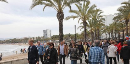 Imagen de archivo con numerosas personas caminando por el Paseo de Colón junto a la playa de Levante de Salou.EFE/Jaume Sellart