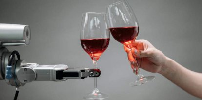 Brindis con vino entre humano y máquina.