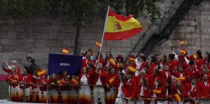La delegación española, por el Sena, en la inauguración de los Juegos.