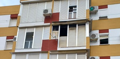 Fachada del bloque en la barriada Hermanas de la Cruz en la localidad sevillana de Utrera donde esta madrugada ha fallecido un matrimonio de unos 85 años en el incendio de su vivienda; su nieta ha resultado ilesa al poder salir a tiempo de la casa. EFE/ Juan Chicano