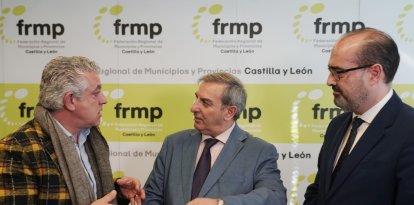 José Luis Sanz Merino, consejero de Movilidad y Transformación Digital, con el alcalde de Ponferrada y el vicepresidente de la FRMP.