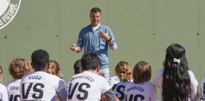 El defensa del Atlético de Madrid César Azpilicueta participa en el acto de inicio de la campaña contra el acoso escolar en centros escolares organizada por LaLiga EA Sports, este jueves en el CEIP 