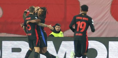 El central del Barcelona Inigo Martinez (I) celebra el 0-1 con su compañero Jules Kounde durante el partido de la UEFA Champions League league que han jugado FC Crvena zvezda y FC Barcelona, en Belgrado, Serbia. EFE/EPA/ANDREJ CUKIC