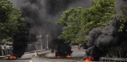 Una fotografía de archivo de unos neumáticos ardiendo en una protesta tras el golpe de Estado de 2021 en Birmania (Myanmar). EFE/EPA/STRINGER ATTENTION: This Image is part of a PHOTO SET[ATTENTION: This Image is part of a PHOTO SET]