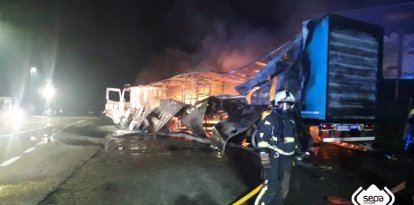 Los bomberos el incendio de un camión en el puerto de Pajares.