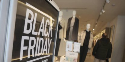 Un comercio de León con un cartel del Black Friday.