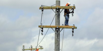 Imagen de archivo de trabajadores en una red de energía eléctrica. EFE/Gustavo Amador