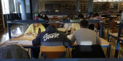 Universitarios leoneses en la biblioteca central del Campus de Vegazana.