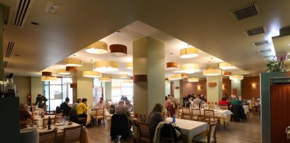 El comedor del restaurante Atrio, ubicado junto a la fuente de Santa Ana, cuenta con capacidad para 150 personas. Abajo, parte del equipo profesional