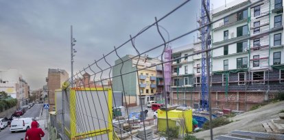 Obras por la construcción de pisos de protección oficial en Barcelona.