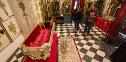 Imagen de archivo de la urna y el sepulcro de Santa Teresa, vacíos y abiertos, en la Basílica de la Anunciación de Alba de Tormes. EFE/JMGARCIA