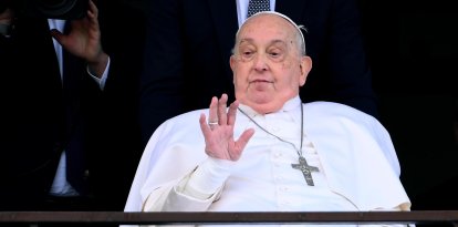 El papa Francisco saluda y bendice a los fieles desde el balcón del hospital Gemelli, en Roma, el 23 de marzo de 2025. El pontífice fue dado de alta ese día con una prescripción de al menos dos meses de convalecencia después de pasar más de cinco semanas ingresado por una neumonía bilateral. EFE/ETTORE FERRARI