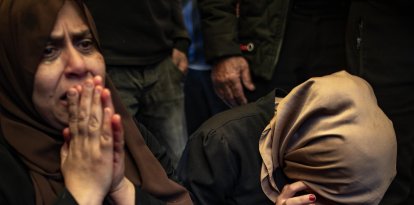 La madre y la hermana del periodista palestino Mohammed Mansour, muerto en un bombardeo israelí el 24 de marzo de 2025. EFE/EPA/HAITHAM IMAD