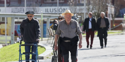 Pensionistas pasean aprovechando el buen tiempo.