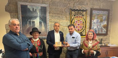 José Luis Nieto, en el centro de la imagen, ayer en Monterroso.