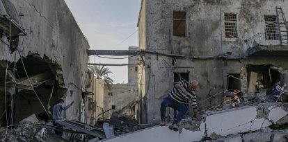 Palestinos inspeccionan el edificio destruido del hospital Bautista Al Ahli tras un ataque aéreo israelí en la Ciudad de Gaza, el 13 de abril de 2025. EFE/EPA/MOHAMMED SABER