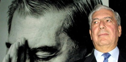 Una imagen antigua de Mario Vargas Llosa en una conferencia en México.