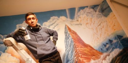 Miguel Falla Ibáñez mientras pintaba un mural para una iglesia evangélica en San Mamés.