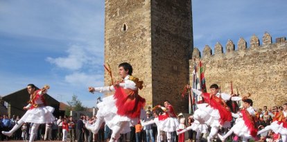 Danzantes de Laguna de Negrillos en una exhibición frente al castillo de la localidad.